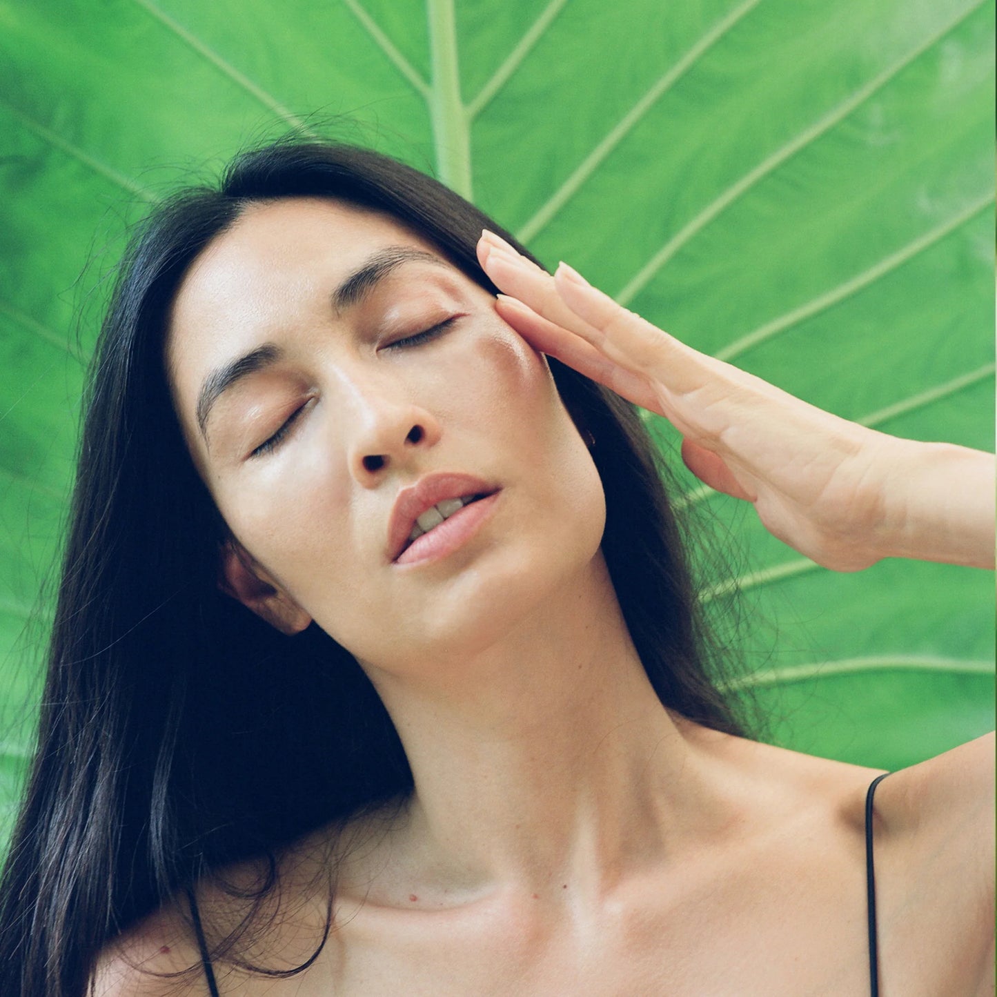 Green Botanical Serum from ACTIVIST application on face