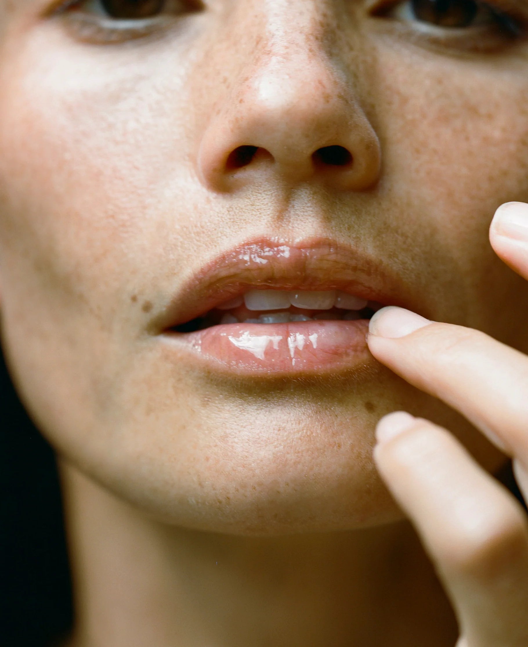 Mānuka Honey Mask from ACTIVIST application on lips
