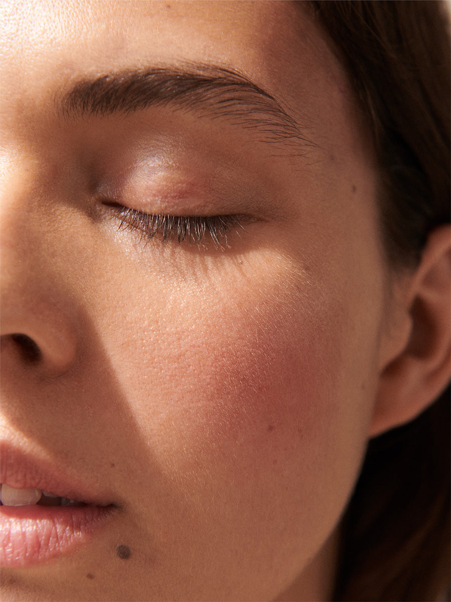Hydra Serum från HONEY applied on face, close up